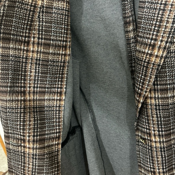 Plaid Blazer with Button Detail - Picture 4 of 7